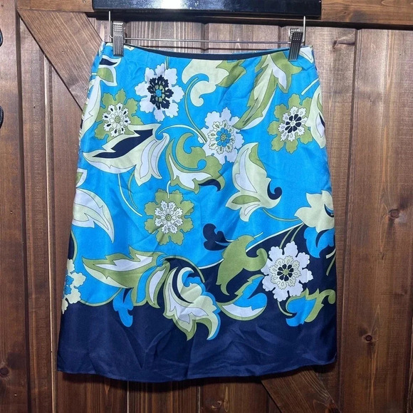 Ann Taylor Dresses & Skirts - Ann Taylor Petites 100% Silk Floral Skirt Fully Lined Size 2P Gorgeous.